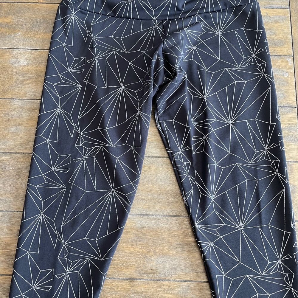 Onzie low rise, cropped yoga pants.